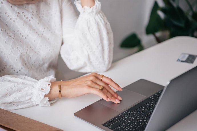 Archivo - (Foto De ARCHIVO) Mujer Trabajando En Ordenador - 