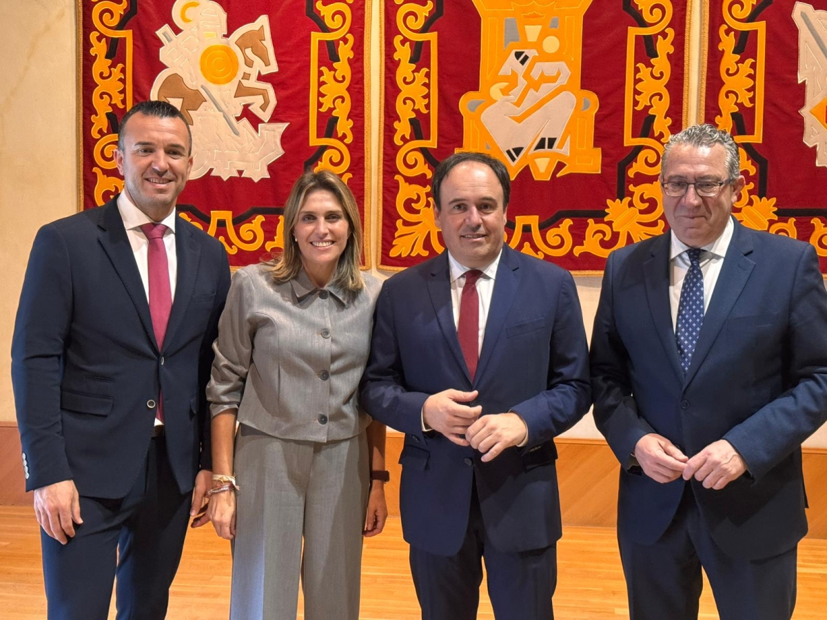 Barrachina acude a la investidura de Pérez Llorca y le muestra su colaboración para que 