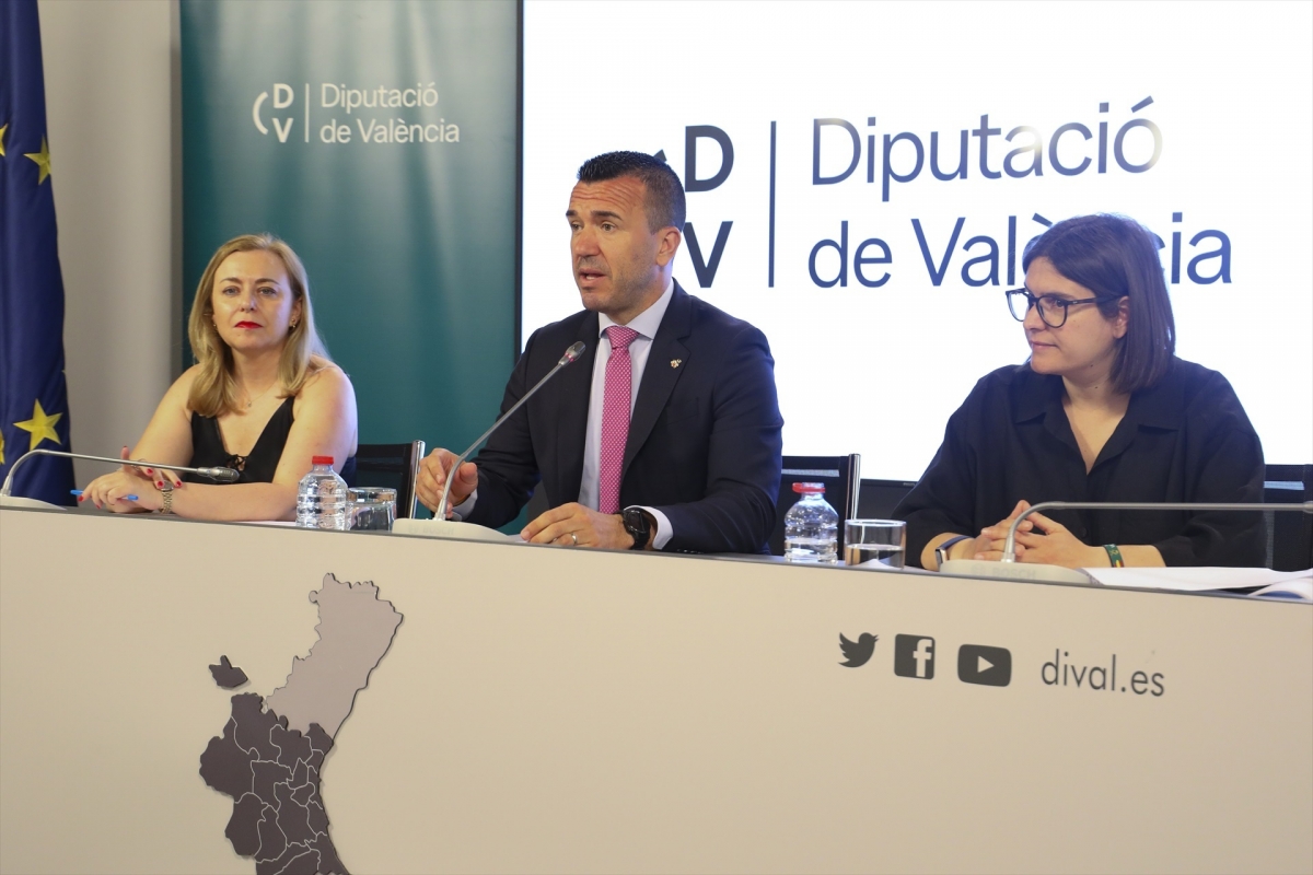 Natàlia Enguix, Vicent Mompó y Laura Sáez en la Diputación de Valencia. - Foto: RAQUEL ABULAILA/DIVAL Natàlia Enguix, Vicent Mompó y Laura Sáez en la Diputación de Valencia.