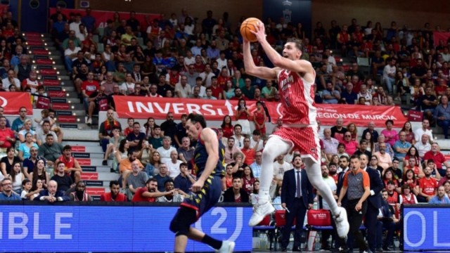 El UCAM CB amplía el contrato del internacional sueco Will Falk hasta 2028