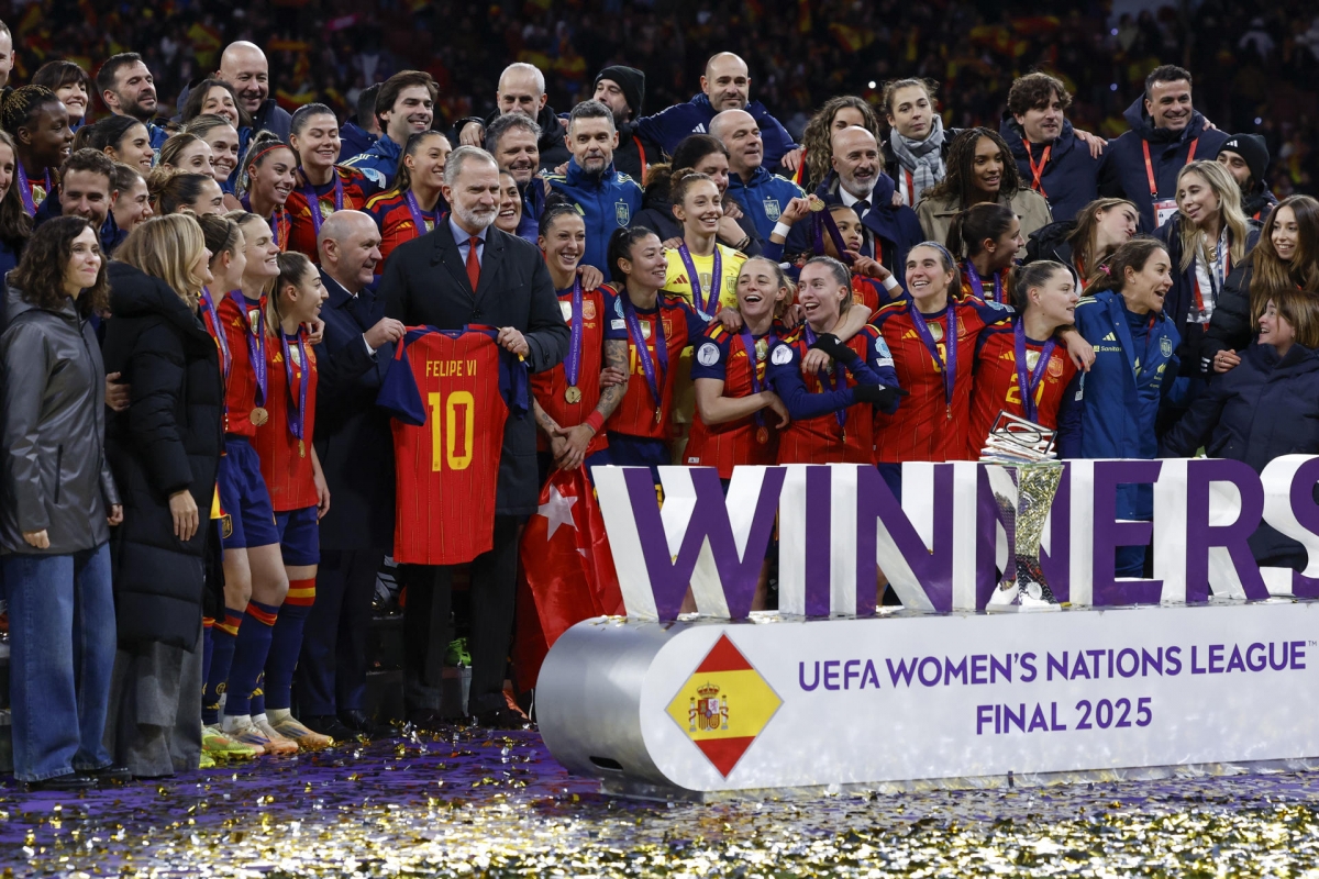 El rey Felipe VI recibe una camiseta de la selección española.