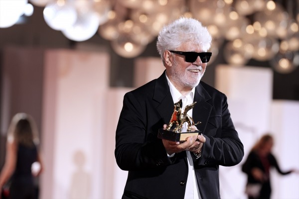 Almodóvar vuelve a hacer historia: León de Oro en Venecia para 'La habitación de al lado'