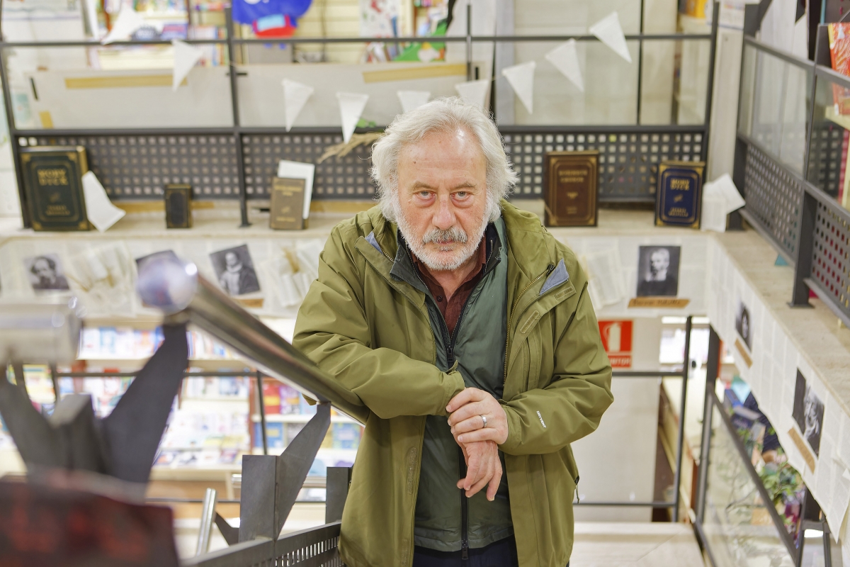 Julio Llamazares posa en los instantes previos a la presentación del libro en Castellón. - Julio Llamazares posa en los instantes previos a la presentación del libro en Castellón.