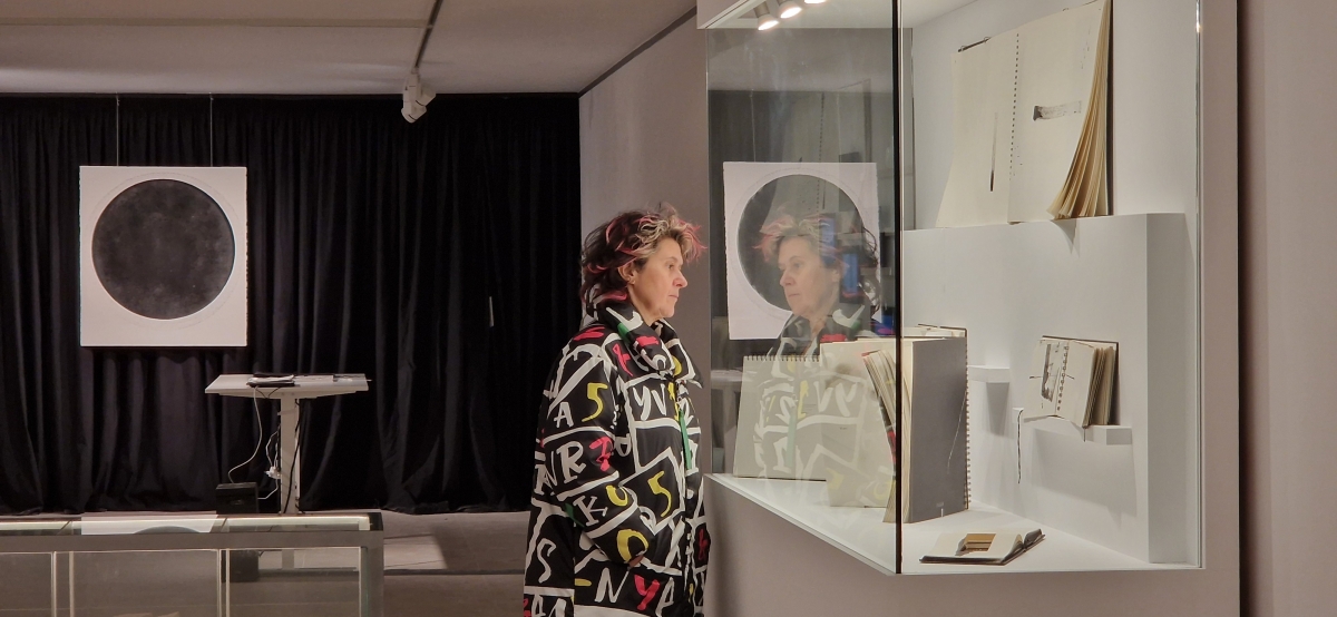 La artista Sylvia Molina invita a transitar entre los trazos de su obra con una muestra multidisciplinar en Las Claras