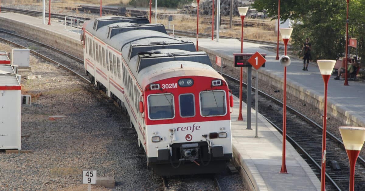 Los buses que sustituyen a la línea C3 en Buñol dejan a alumnos sin clase: 