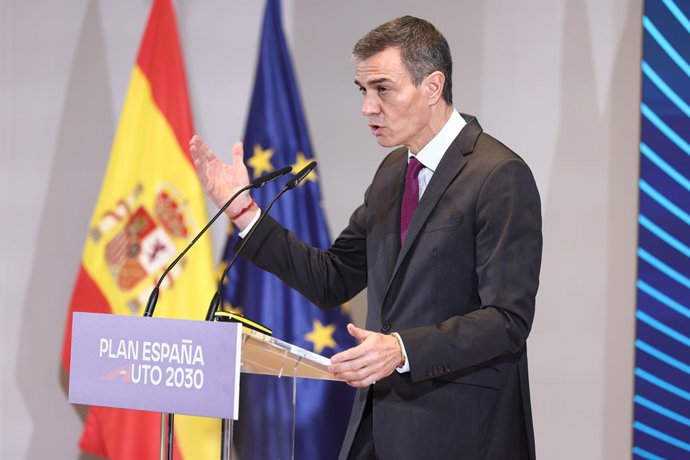 El presidente del Gobierno, Pedro Sánchez, interviene durante la clausura del acto de presentación del Plan España Auto 2030, en el Ministerio de Industria y Turismo, a 3 de diciembre de 2025, en Madrid (España). - 