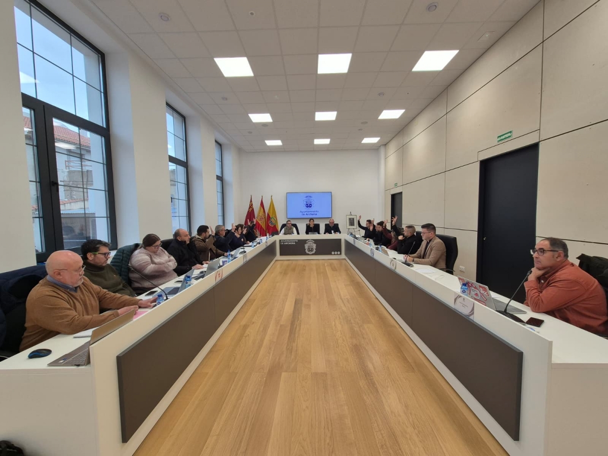 Patricia Fernández, alcaldesa de Archena, preside el Pleno de los Presupuestos.