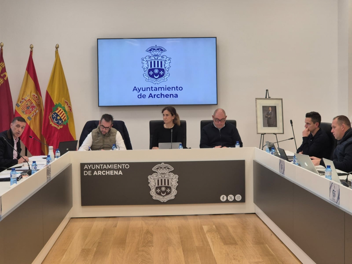 Patricia Fernández, alcaldesa de Archena, preside el Pleno de los Presupuestos.