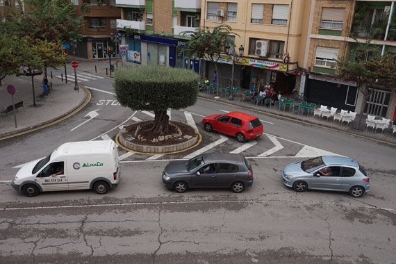 Unos vehículos circulan dentro del municipio de Paterna.