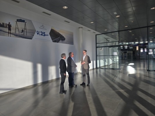 Oropesa refuerza su estrategia turística con la instalación de un panel publicitario en el Aeropuerto de Castellón