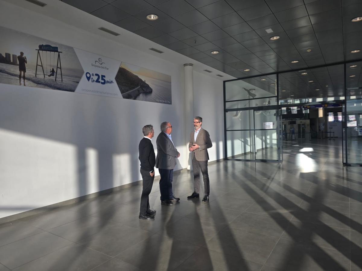 Oropesa refuerza su estrategia turística con la instalación de un panel publicitario en el Aeropuerto de Castellón