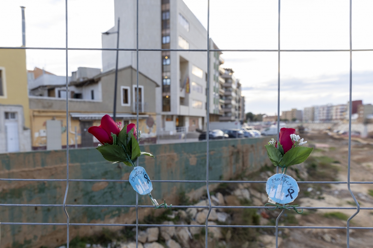 Recuerdo a las víctimas de la Dana en el Pont Vell de Paiporta. - Foto: MARGA FERRER Recuerdo a las víctimas de la Dana en el Pont Vell de Paiporta.