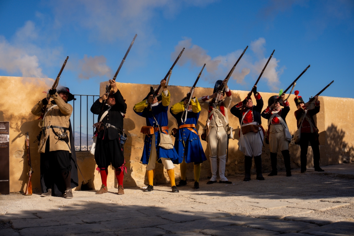 Alicante recrea la reconquista de Santa Bárbara y la Guerra de Sucesión en el castillo