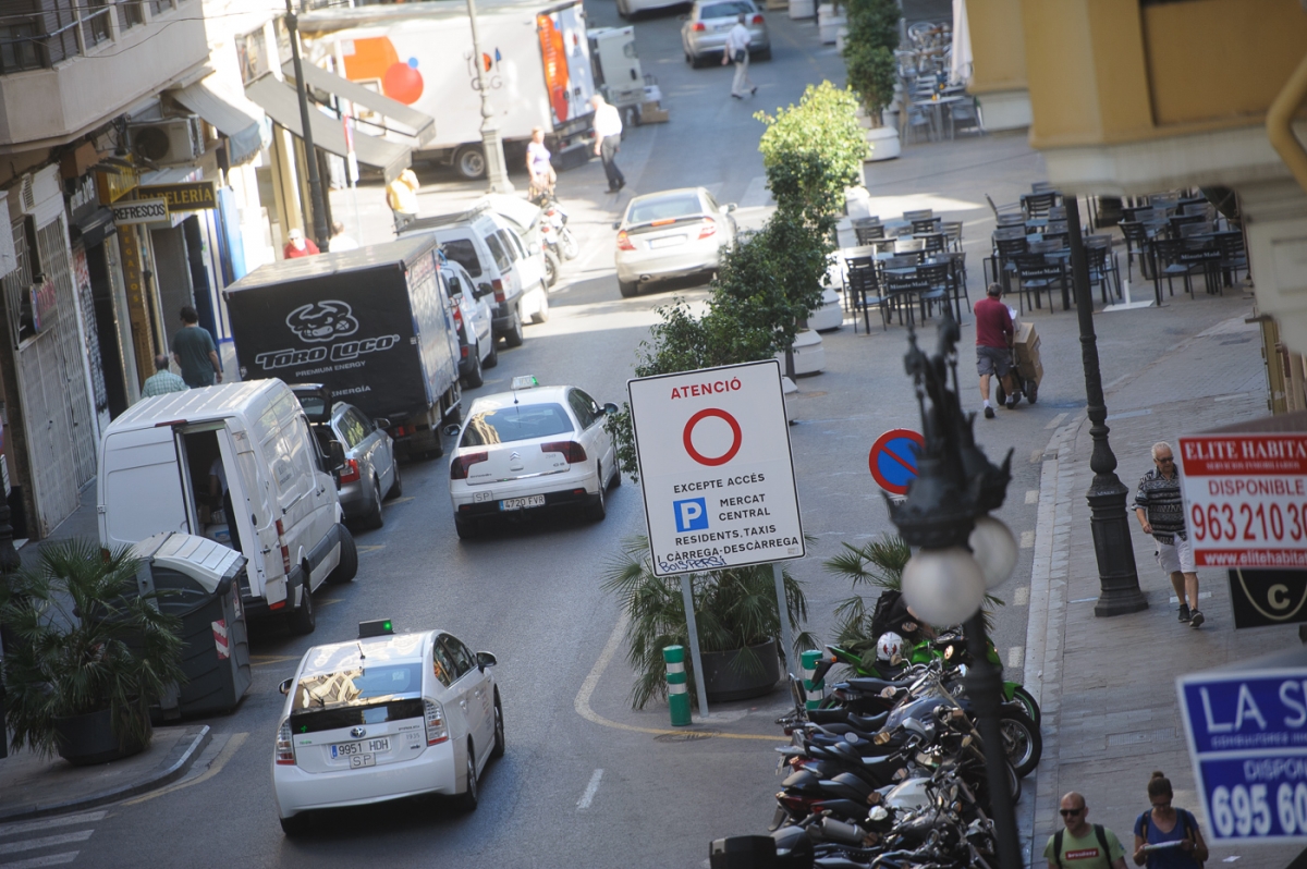 Tráfico en València. - Foto: KIKE TABERNER Tráfico en València.