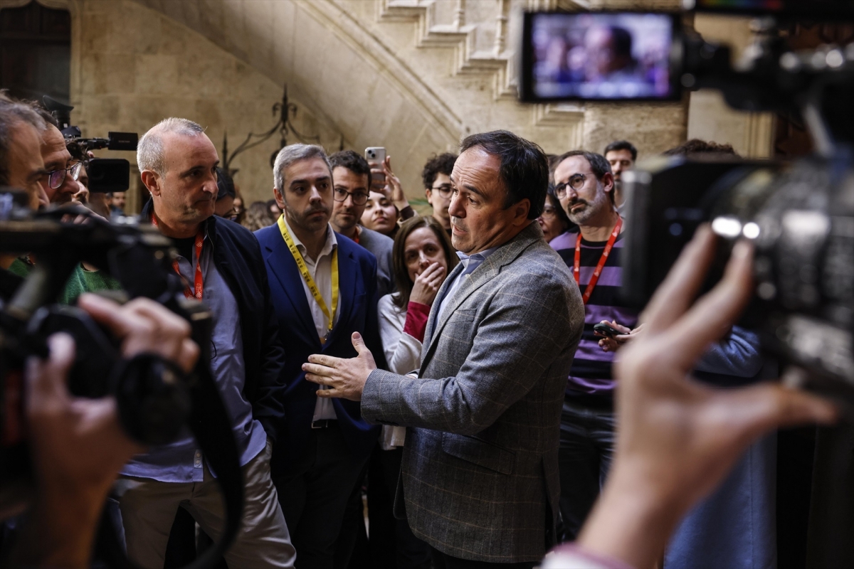 El presidente de la Generalitat dialoga con los periodistas tras la rueda de prensa.