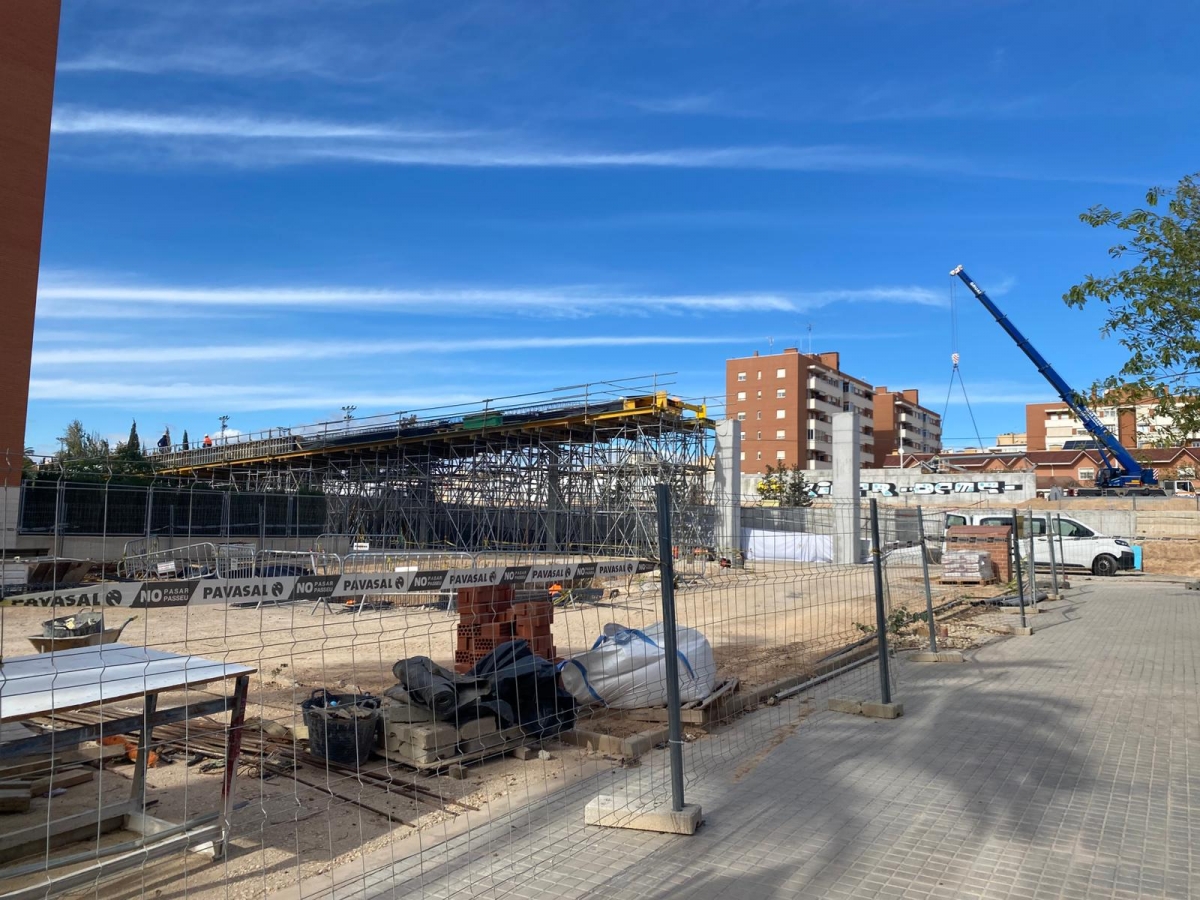 Diez años después, empieza a tomar forma la pasarela peatonal de Altabix en Elche 
