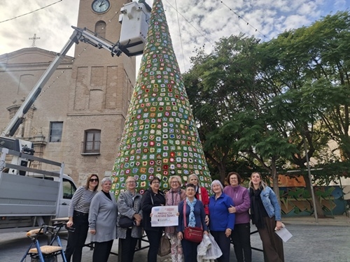 Beniel enciende su árbol de Navidad más especial: hecho de ganchillo por 22 mujeres durante ocho meses