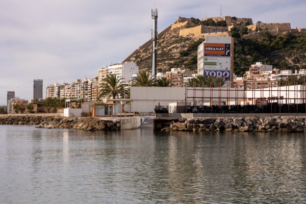 Costas le gana el pulso al Puerto por el suelo de la antigua Isla Marina en Alicante