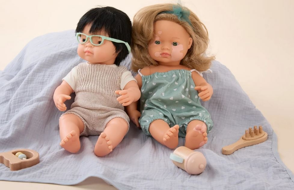 Los muñecos inclusivos de la juguetera Miniland, con sede en Onil, calan en Estados Unidos 