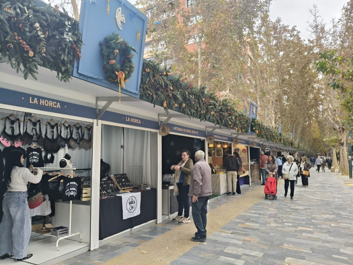 Más de cien artesanos llenan de productos gastronómicos y regalos navideños el paseo Alfonso X de Murcia