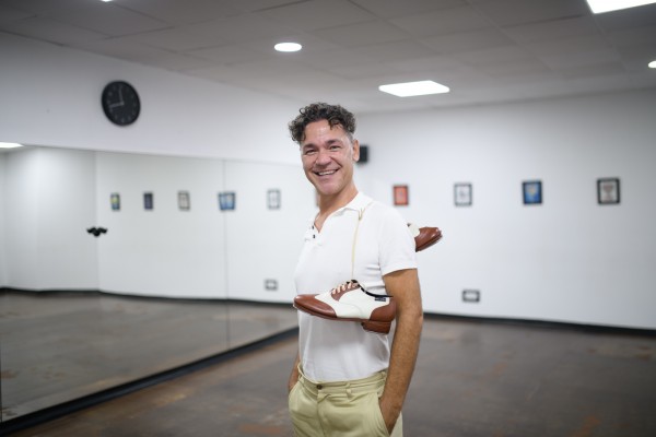 Frank voló del barrio, triunfó y regresó para enseñarles a bailar claqué