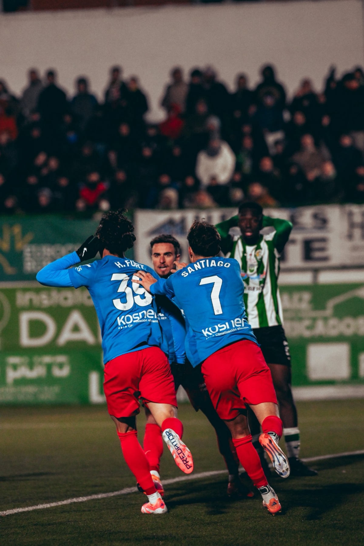 Héctor Fort y Yago Santiago celebran el gol del primero - Foto: ECF Héctor Fort y Yago Santiago celebran el gol del primero