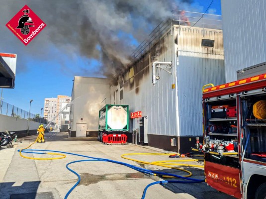 Decenas de desalojados por un incendio en la fábrica de Chocolates Valor, ya extinguido