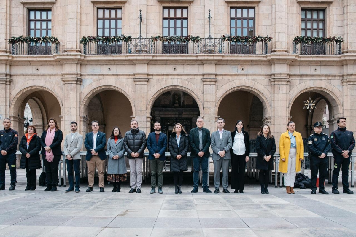 Castelló acoge un minuto de silencio en memoria de la mujer asesinada por su pareja en Alicante
