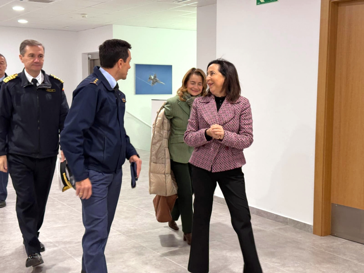 Margarita Robles constata en la AGA el mayor salto tecnológico en la formación de pilotos: simuladores de última generación y nuevo grado aeroespacial