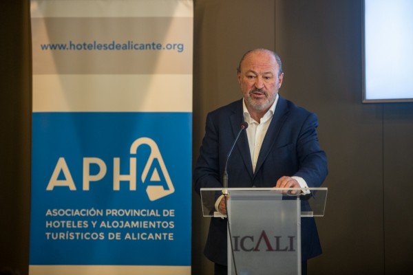 Castillo consolida la presidencia de los hoteles de Alicante con una directiva continuista