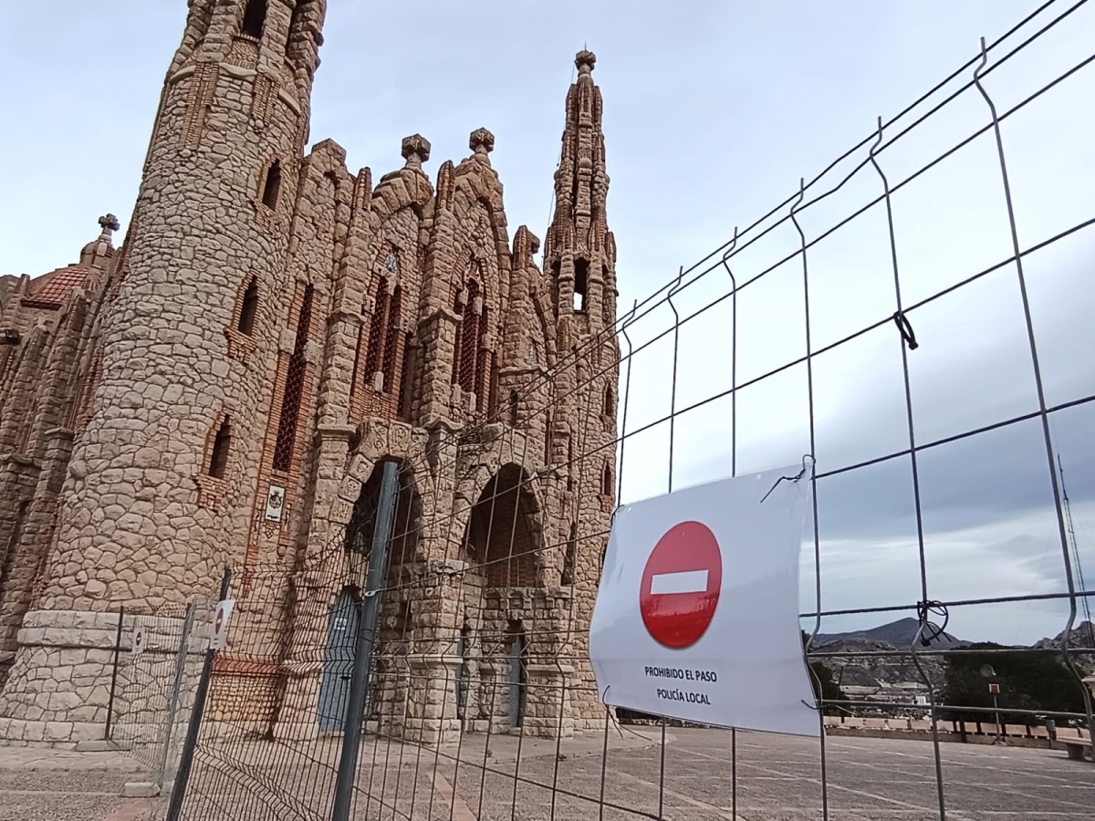 Novelda cierra el acceso al Santuario de Santa María Magdalena por grietas en una torre