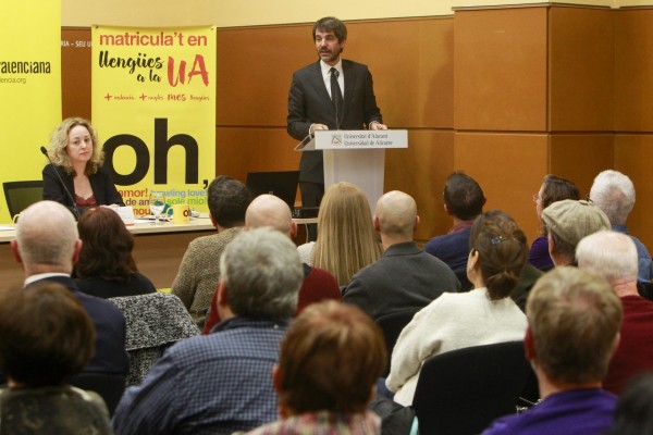 El ministro Urtasun pide a Pérez Llorca que aclare su acuerdo con Vox sobre el valenciano