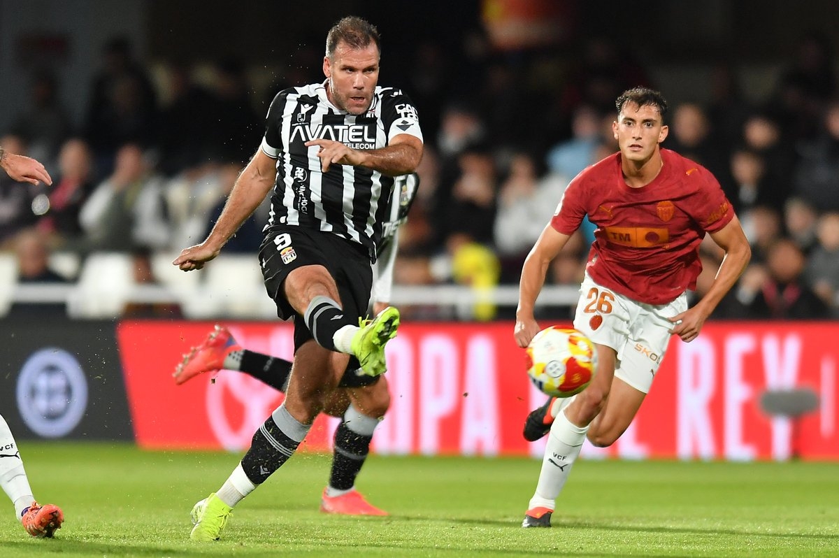 El Efesé cae en la Copa encajando un gol en el minuto 120, dos después de fallar De Blasis un penalti