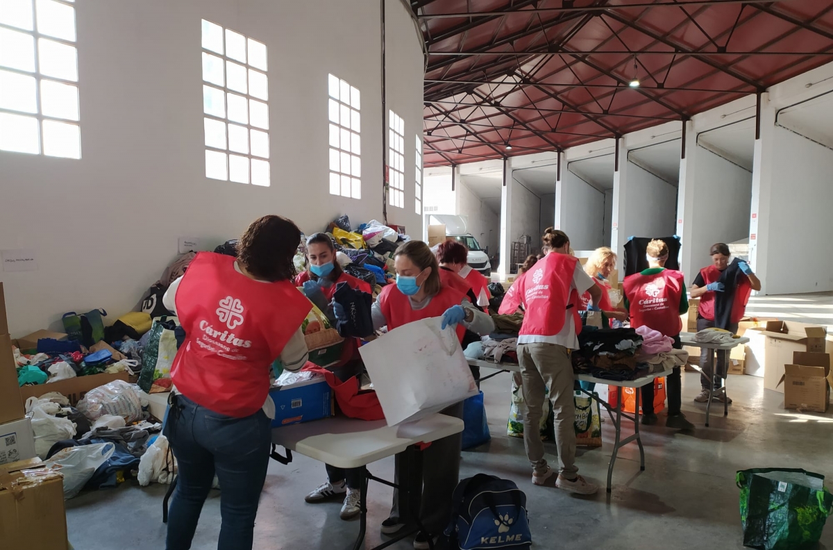 Voluntarios ofreciendo ayuda tras la catástrofe de la DANA / FOTO: Cáritas