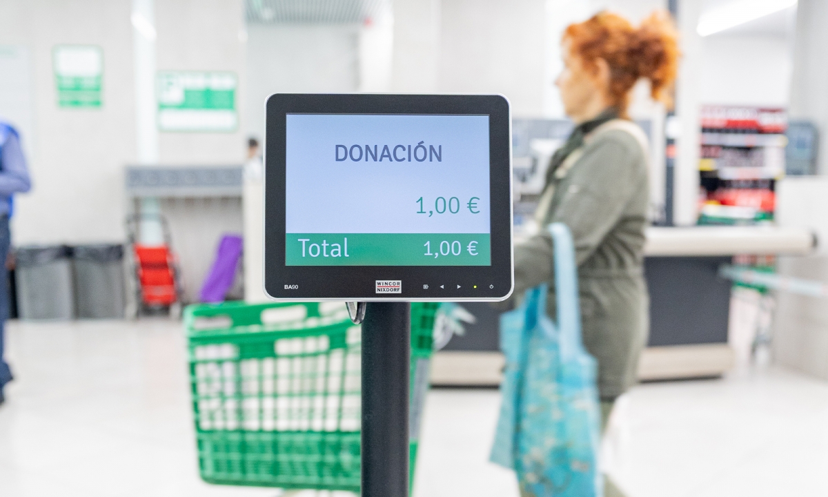 Clientes de Mercadona en Alicante donan 46.382 euros para los bancos de alimentos. - Foto: PLAZA Clientes de Mercadona en Alicante donan 46.382 euros para los bancos de alimentos.
