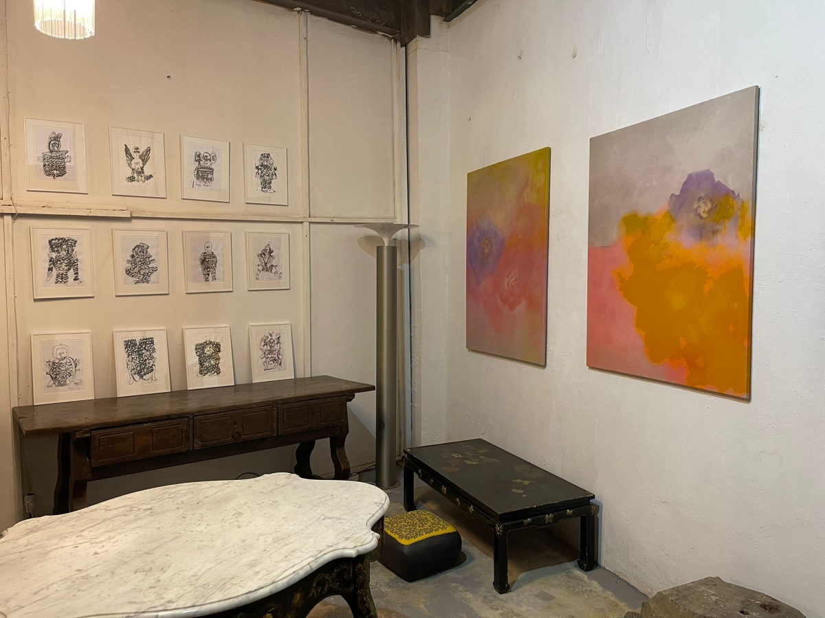 La obra en blanco y negro de Peter Greenaway dialoga con el color de las piezas de Olivia Reuterswärd - La obra en blanco y negro de Peter Greenaway dialoga con el color de las piezas de Olivia Reuterswärd