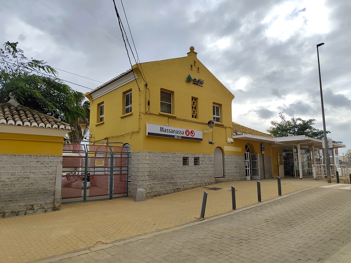 Renfe inicia las obras de mejora de las cubiertas y dependencias de la estación de Massanassa