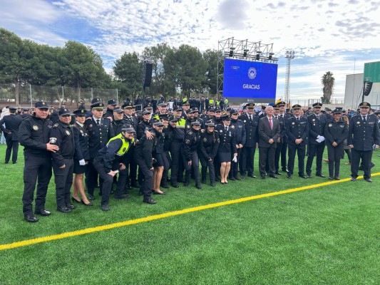 Paiporta condecora a 170 policías locales de Alicante por su ayuda durante la dana del 29-O