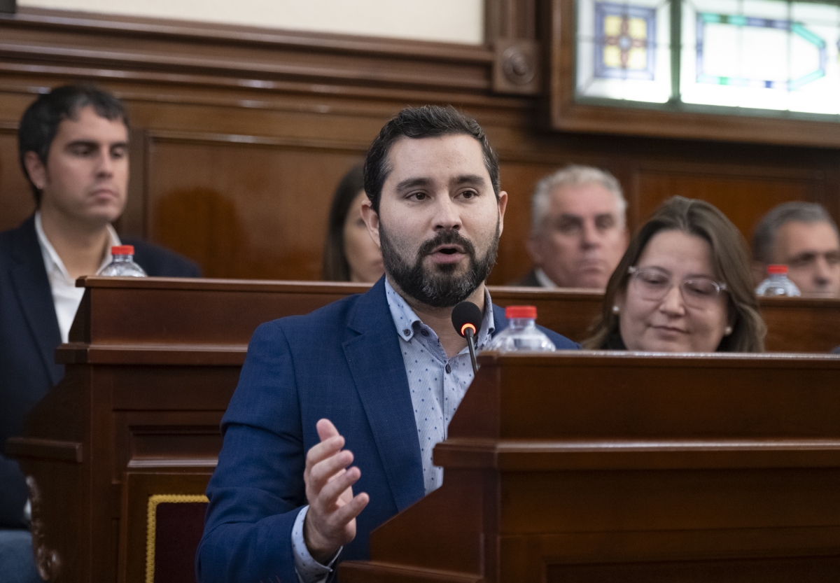 El PSPV expone que los mensajes hechos públicos entre Pradas y Mazón 