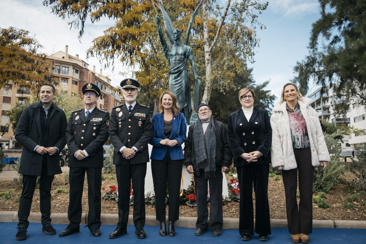 Castelló descubre la nueva escultura del 'Ángel Custodio' y estrena el 'Paseo de la Policía Nacional'