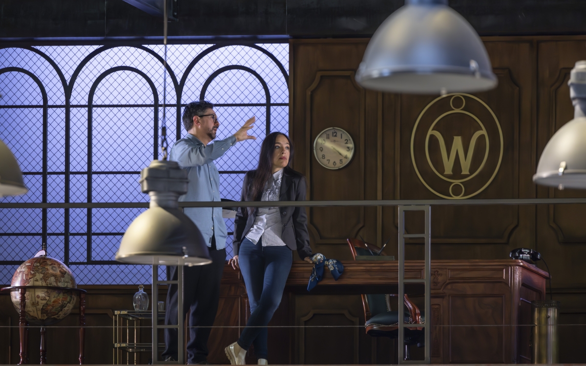 Una fábrica de muñecas para hablar de la jerarquía social: entre las bambalinas de 'Luisa Miller'