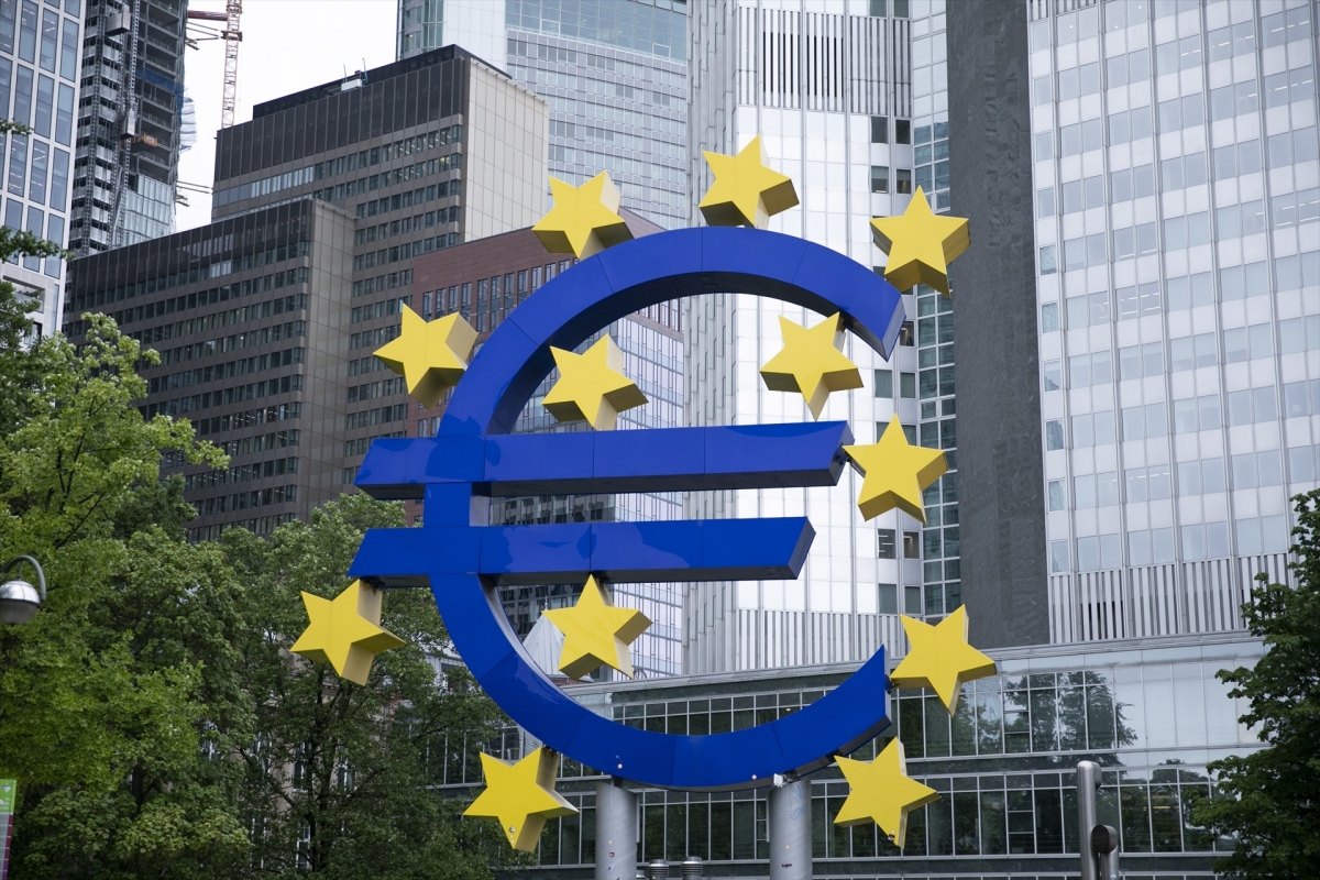 El euro cae un poco a 1,1651 dólares pese a los buenos datos de crecimiento de la eurozona