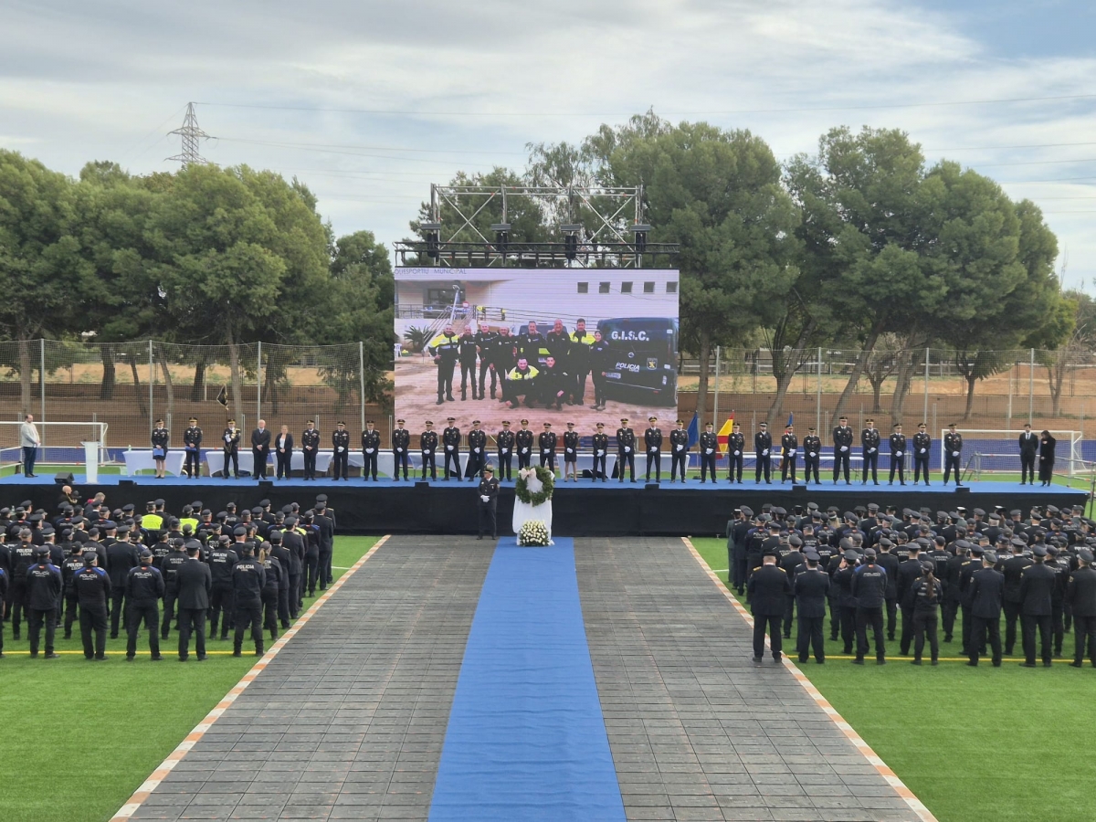 La Policía Local de Villena recibe el reconocimiento de Paiporta por su ayuda tras la DANA