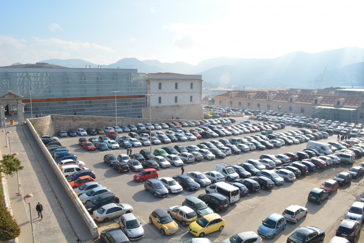 Cartagena lidia con un problema creciente: más de 1.200 vehículos abandonados en sus calles desde 2021