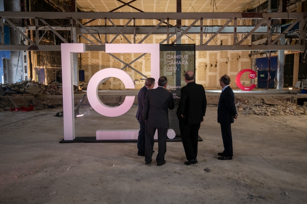 Una visita institucional a las obras de la sede de la Cámara, durante su primera fase.