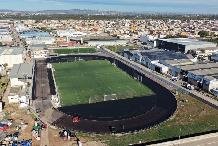 Guadassuar recupera catorce meses después su pista de atletismo, arrasada por la dana