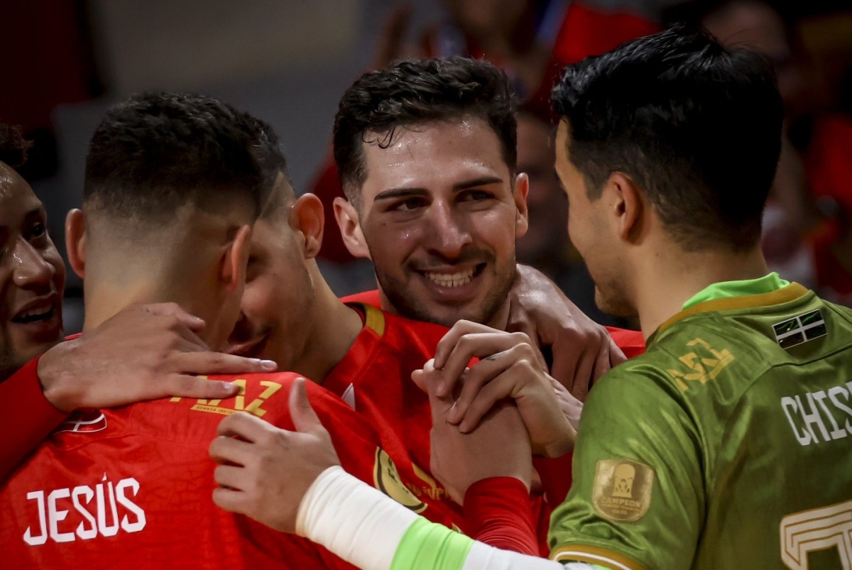 El abrazo de la clasificación para los cuartos de final de la Liga de Campeones de fútbol sala. - Foto: JIMBEE