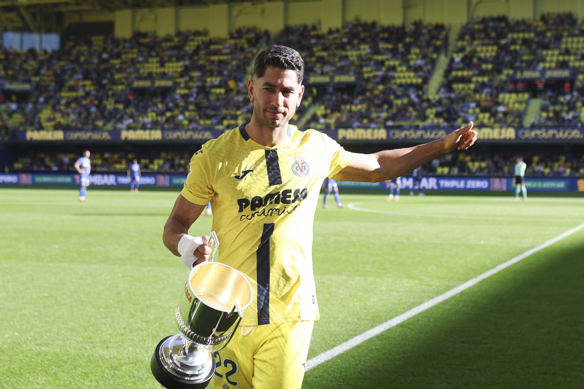 Ayoze recibe el premio Zarra.