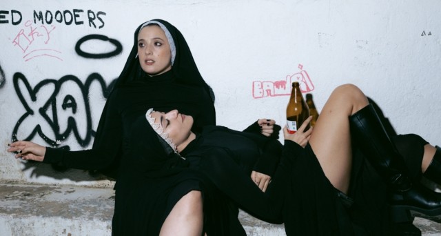 Entre litronas y confesionarios: Arantxa Cortés le reza a la amistad en La Rambleta