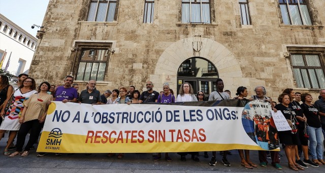 Una concentración carga contra el cobro de la Generalitat de tasas 